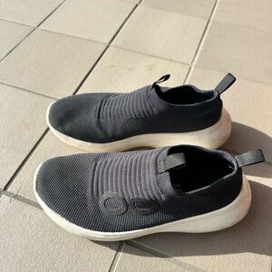 OOFOS Slip-On Knit Recovery Shoes, Men’s 9.5, Women’s 12